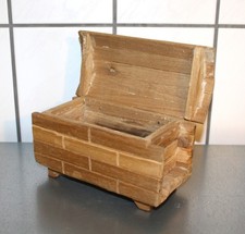 Kleine Holztruhe mit Deckel