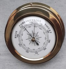 Sehr schönes altes Schiffsbarometer in einem Gehäuse aus Messingblech. 145 mm.