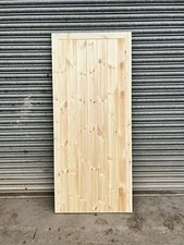 Seitentür aus Holz gerahmt