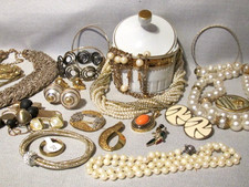 tolles, goldfarbenes Schmuckkonvolut, Anhänger Joan Rivers,  Perlenkette 835