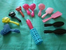 Konvolut Barbie Modepuppen 7 Haarbürsten 3 Monster High 1 Pet + große Rundbürste