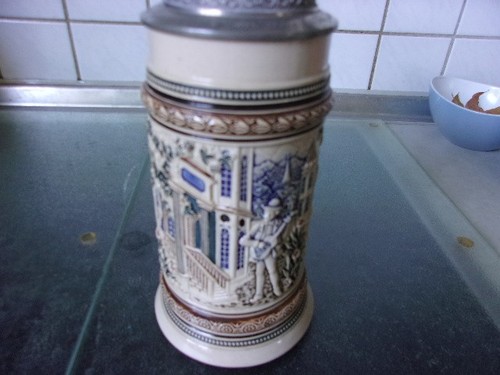 Bierkrug aus steingut mit - bierkrug,