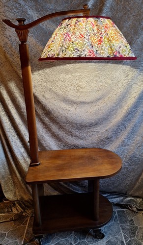 Stehlampe mit integriertem