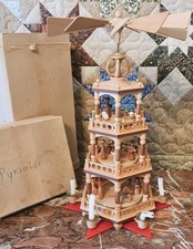 GROSSE Weihnachtspyramide der Firma Müller, SEIFFEN, ERZGEBIRGE.