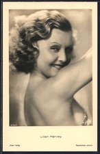 Schauspielerin Lilian Harvey lächelt über ihre Schulter, Ansichtskarte 