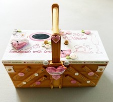 Nähkasten Holz mit sehr liebevoller Gestaltung in Top-Zustand