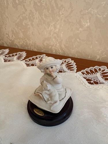 Armani figur dame sitzend - armani,