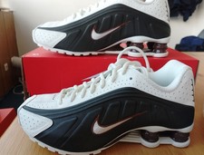 Nike Shox R4 Gr. 39 Schwarz