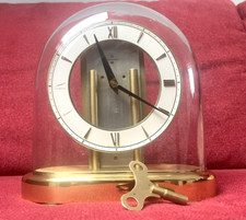 Junghans ATO Tischuhr mit Glaskuppel und Aufzugsmechanismus