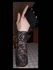 wunderschöne   Armstulpen aus elastischer Spitze in schwarz