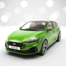 Ford Focus ST 2022 grün metallic Modellauto 1:18 MCG
