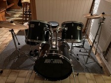 Schlagzeug der Marke Magnum in Schwarz 