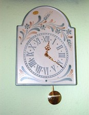 Wanduhr mit Quarzpendelwerk und Glockenschlag