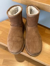 UGG® Essential Mini Leather Classic Lammfell-Boots Stiefelette Gr. 38, Farbe cam