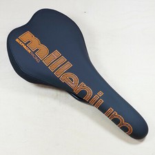 Sixpack Sattel MILLENIUM - schwarz orange - Sattelgestell aus Stahl