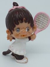 ALTE PVC KUNSTSTOFF FIGUR KIKI MONCHICHI SPIELT TENNIS