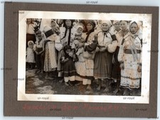 Frauen und Kinder in Tracht im