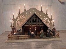 Große Weihnachtskrippe aus