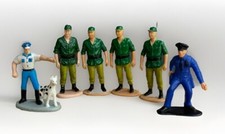 6 Figuren Vintage Polizisten, Bereitschaftspolizei grün, Blau mit Hund Sockel.