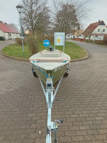 Boot mit motor und - motor, vb