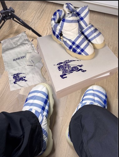 Burberry pillow apres - burberry, ski