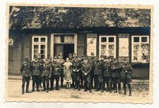 Foto - Soldaten mit Feldmütze vor Gaststätte "Bavaria St. Pauli Bier" - 1930er