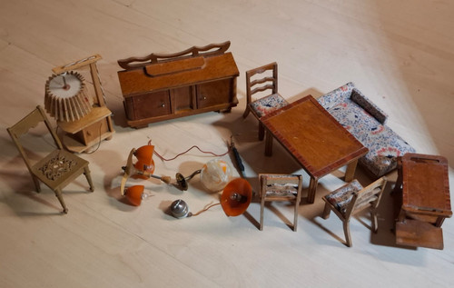 Alte antike puppenstubenmöbel - alte,