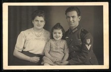 Foto-AK Obergefreiter des Heeres mit Krimschild, Ostmedaille und KVK 2. Klasse  