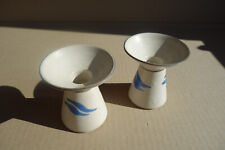 2 kleine Kerzenständer aus Keramik, beige mit blauem Motiv, dänische Handarbeit