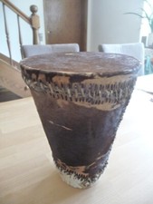 Afrikanische Holztommel mit Ziegenfell 30cm Schlagfläche 23cm