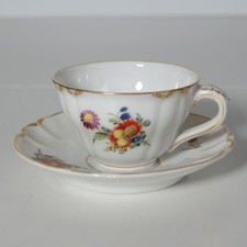 Nymphenburg Mokkatasse - Form Rokoko mit Blumenmalerei