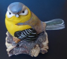 Vogelfigut auf Ast mit abspielbarer Vogelstimme