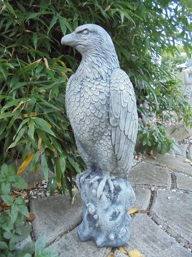 Steinfigur adler auf felsen - steinfigur,