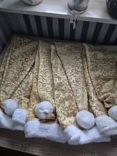 Vier schöne neuwertige Stuhlhussen goldfarben genustert, mit Bommel 45 X 50 cm