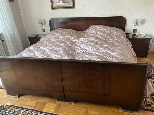 Bett aus massivem