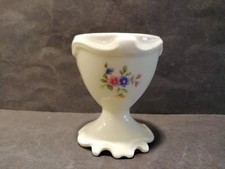 Eierbecher auf Fuß Relief +