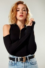 Schulterfreie schwarze Bluse