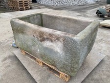 Alter Brunnen aus grauem SandsteinBrunnen Trog Steintrog