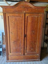 Wunderschöner alter Kleiderschrank aus massivem Holz – ein echtes Liebhaberstück