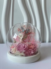 Rehkitz in Blütenkugel –