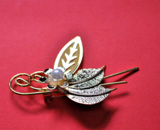 Schöne Brosche mit Blüte und Perle