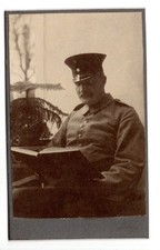 WW1 Foto Soldat lesend –
