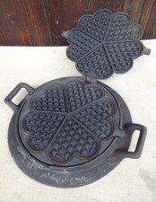 Altes antikes schönes Waffeleisen Gusseisen Küchenhexe Holz-Ofen  "alte Küche"