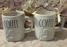 Tk Maxx, 2 passende Rae Dunn Tassen, liest "Kaffee" 3D Blumendesign 