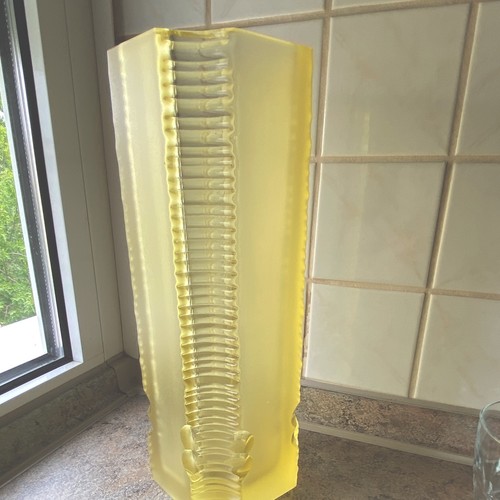Gelbe glasvase mit geripptem - glasvase,