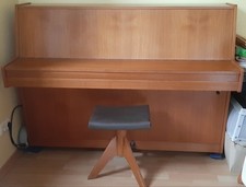 Klavier HUPFELD,  Modell Carmen, Nußbaum mit Hocker