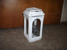 Schöne Grablaterne aus Kunststeinmaterial mit Glasscheiben Look!