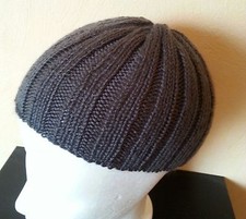 Anthrazitfarbene Mütze im