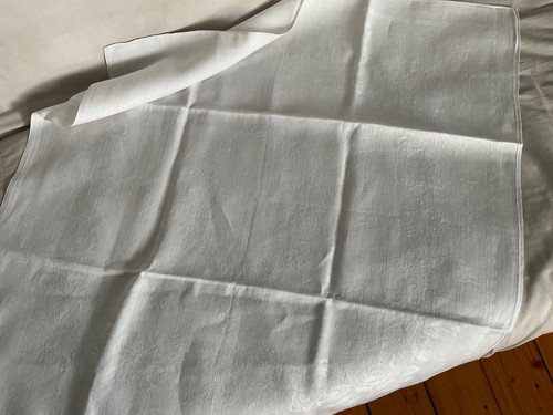 Alte weisse mitteldecke aus - alte,