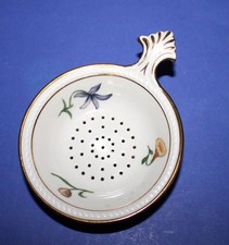 altes Teesieb Keramik  rund - Vintage mit Goldrand handbemalt glasiert